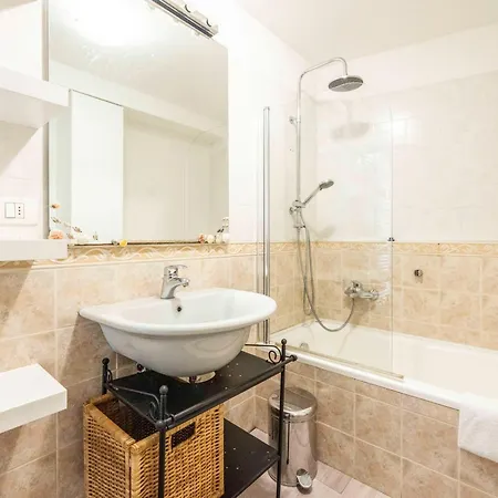 Giulia House, By Short Holidays Appartement