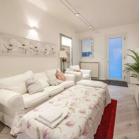 Giulia House, By Short Holidays Lägenhet